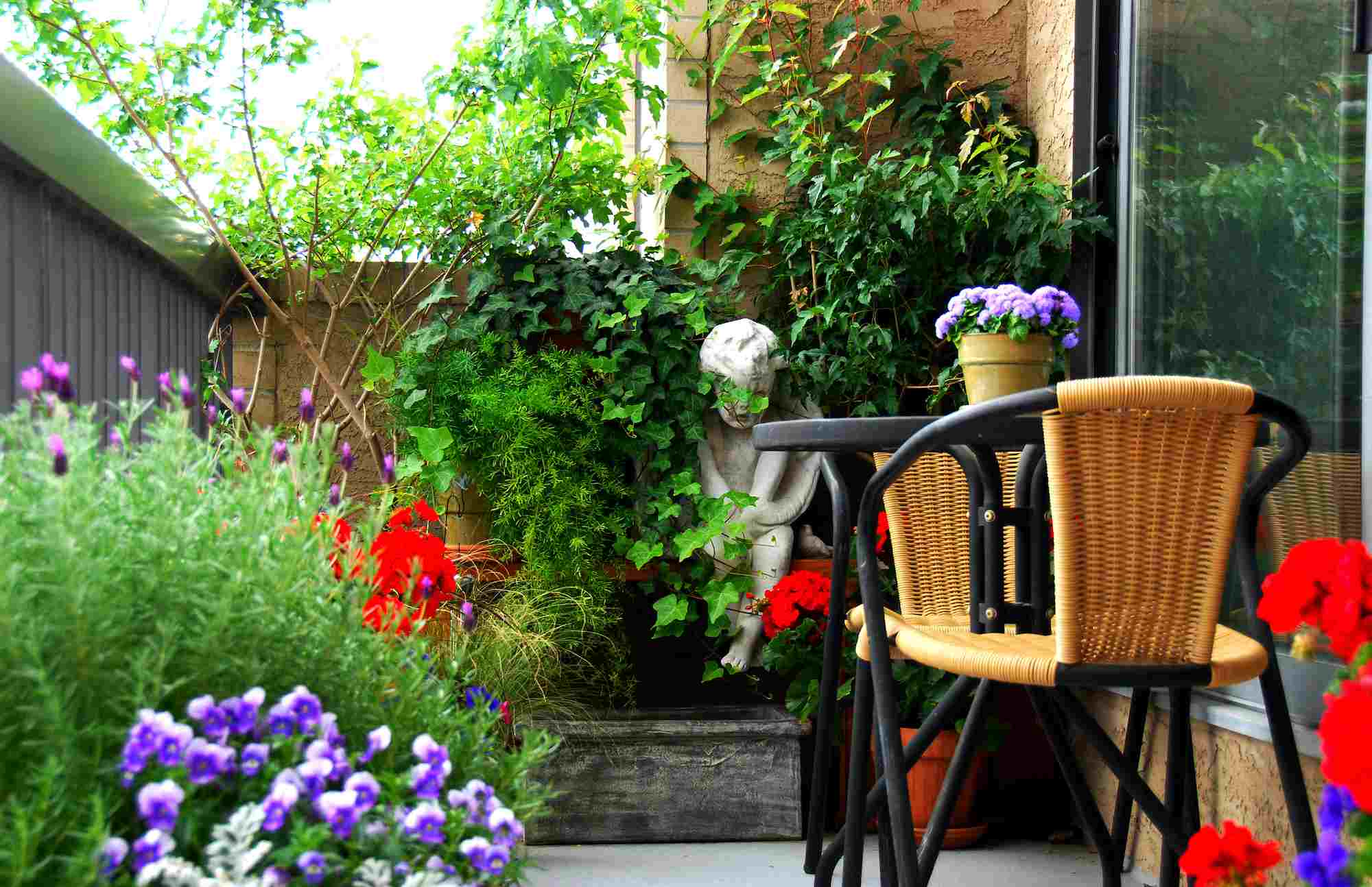 Como convertir un balcón pequeño en un pequeño jardín
